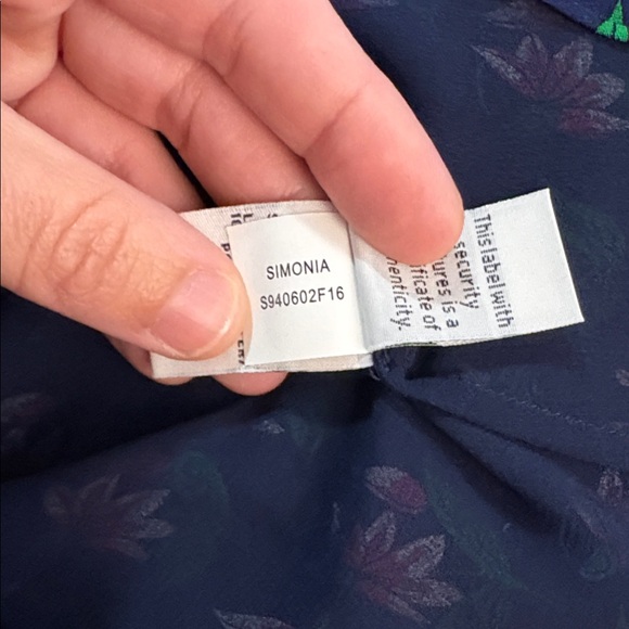 Diane Von Furstenberg Simonia Silk Blouse in Zen Floral SZ 6 EUC - Picture 7 of 7